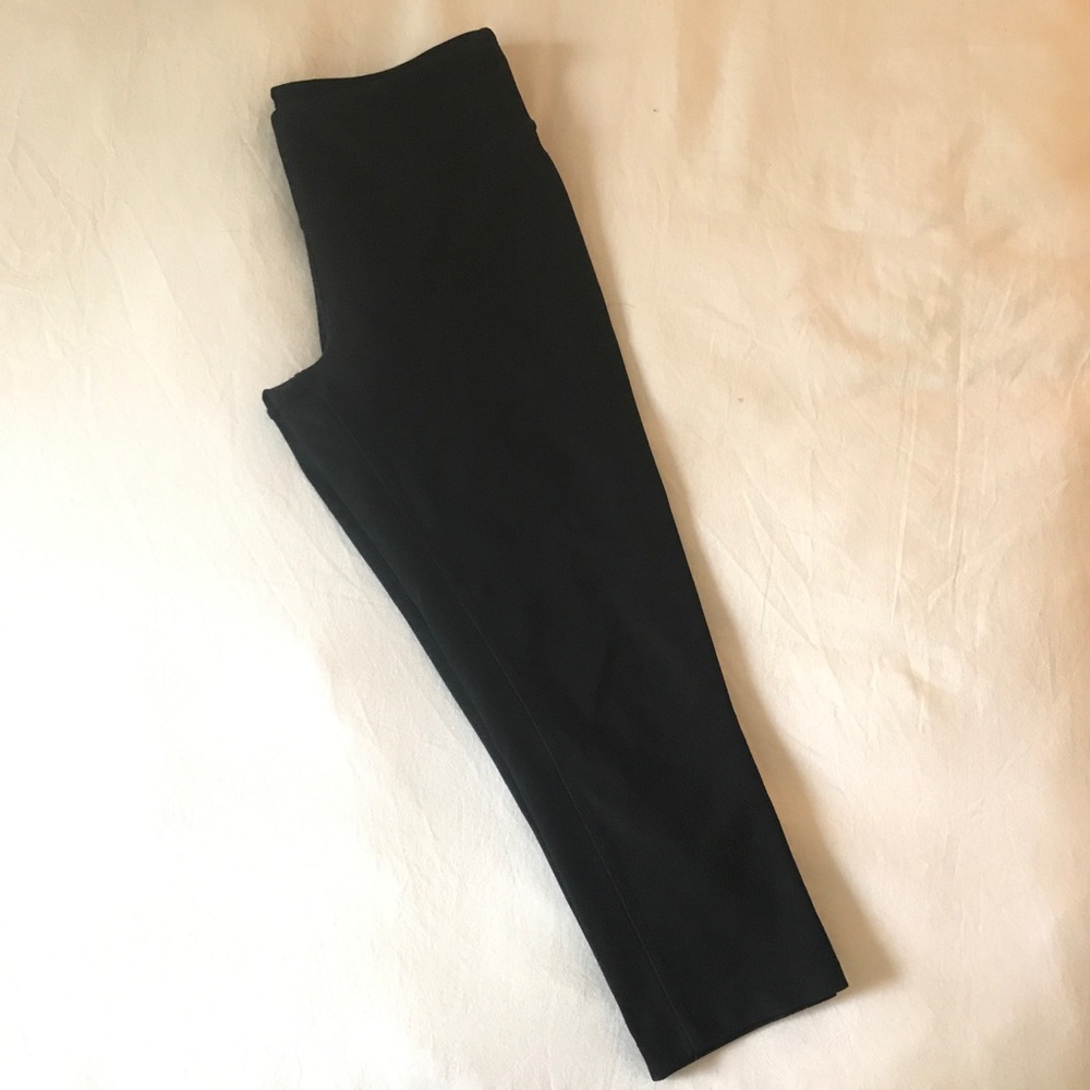 Mondetta Black Cropped Black Leggings.